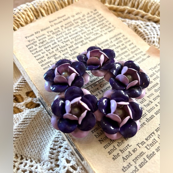 Vintage Large Two Tone Purple Flower Wreath Brooch Pin 1950’s 60’s - Picture 2 of 5